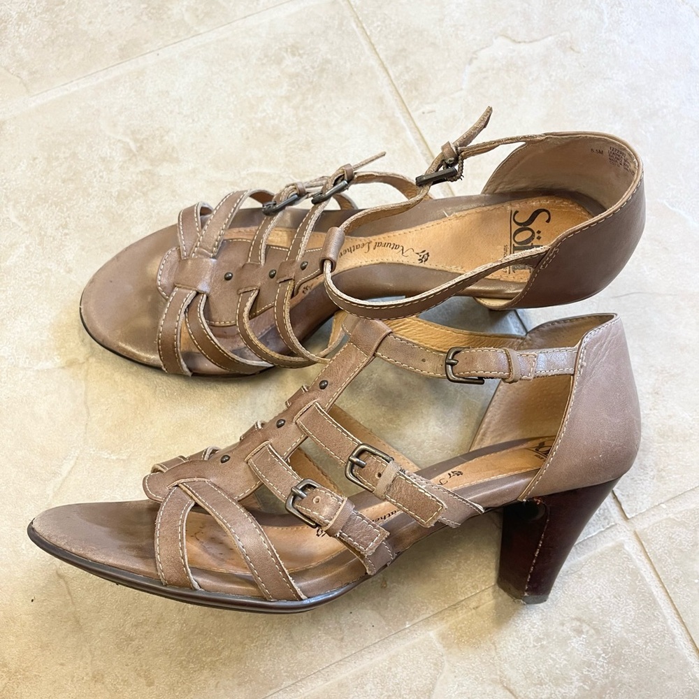 Gorgeous Sofft solana strapped wooden block heel sandals!